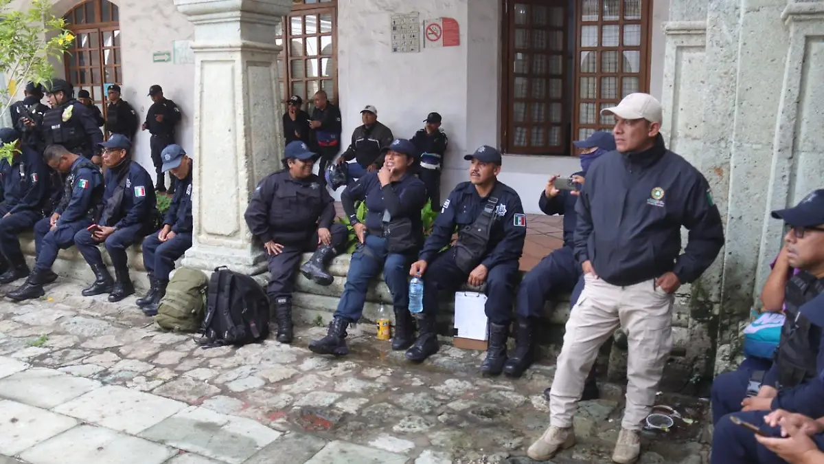 Policías de Oaxaca toman la sede de la policía municipal y el Palacio de Gobierno